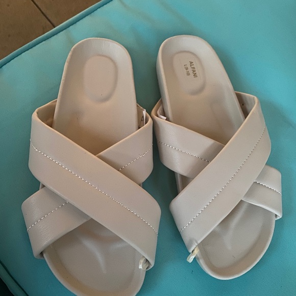 Alfani off white  Sandals pool slides feel like soft leather 9/10 - Picture 6 of 7